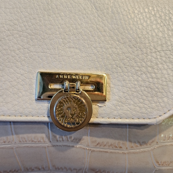 EUC Anne Klein Cream Colored Vegan Leather Croc Clutch With Lion Magnetic Closer - Picture 2 of 10